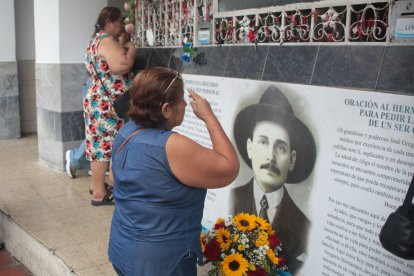 Devotos oran frente a la capilla del próximo santo José Gregorio Hernández.