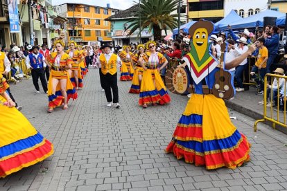 Danzas, carros alegóricos son parte de esta colorida y festiva demostración cultural.