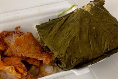 El tamal hecho en hoja de pushe, horneado y kauka ( mote a medio cocer) son parte de la gastronomía tradicional del carnaval.