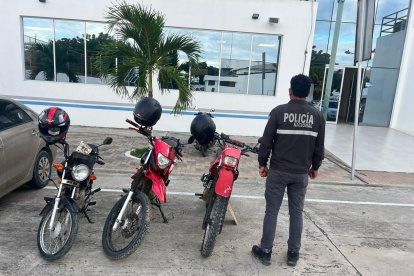 Entre las evidencias se hallaron varias motocicletas.