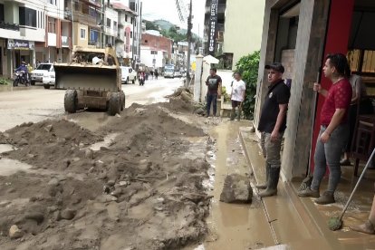 La gente sigue realizando labores de limpieza en Piñas, El Oro.