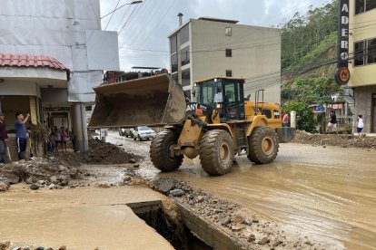 Los trabajos para remover el lodo se extendieron desde Piñas a otros sectores en El Oro.