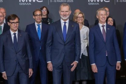 Felipe VI, rey de España; Mats Granyrd (derecha), director general del Mobile World Congress, y Salvador Illa (izquierda), el presidente de la Generalitat.