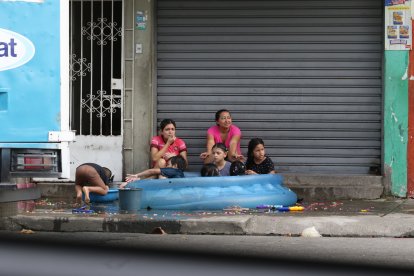 Andrea, en Los Esteros, también ubicó su piscina para que los niños de su familia y los vecinos disfruten.