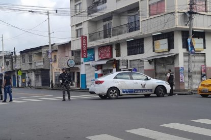 Agentes policiales acudieron al sitio al recibir la alerta.