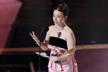 Mikey Madison acepta el Oscar a la mejor interpretación de una actriz en un papel protagónico por 'Anora'.