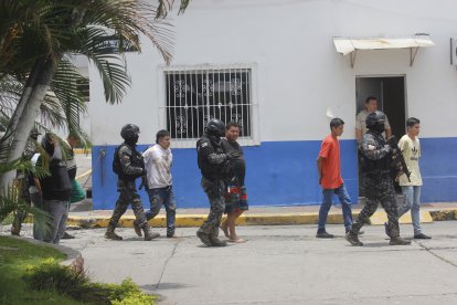 Los detenidos fueron llevados hacia el cuartel modelo de la Policía, en Guayaquil.