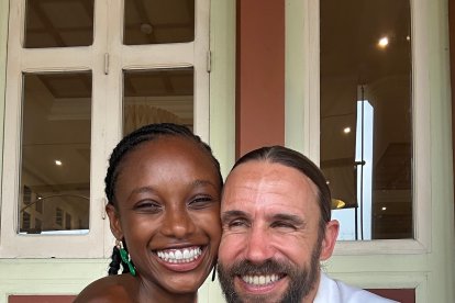 El anillo con una enorme piedra esmeralda, significa el amor por Esmeraldas.