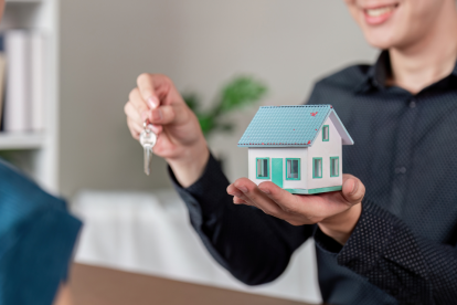 Quien alquila un inmueble lo hace por medio de un contrato de arrendamiento.