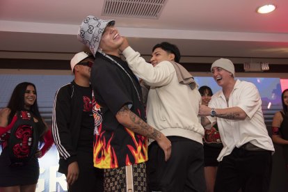 El influencer (izquierda) peleó en el evento los Kiños del Año.