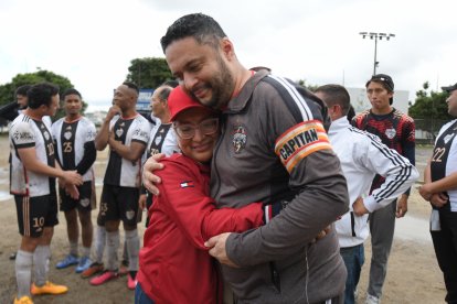 Francisco Peñaherrera, cofundador y exarquero del equipo, pudo celebrar con sus compañeros en la banca.