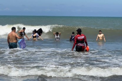 Cientos de turistas llegaron a Esmeraldas por el feriado de Carnaval.
