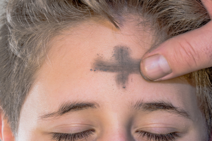 La tradición es recibir la ceniza en forma de cruz, en la frente.