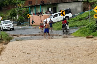El río no da chance en Santa Marianita.