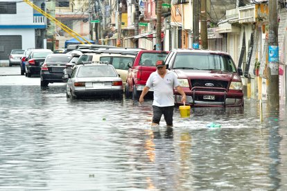 El agua llegó hasta las rodillas en el norte de Guayaquil.