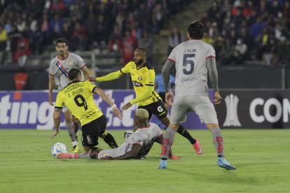 En la fase 2 de las eliminatorias de la Copa Libertadores 2025, Barcelona SC eliminó a El Nacional.