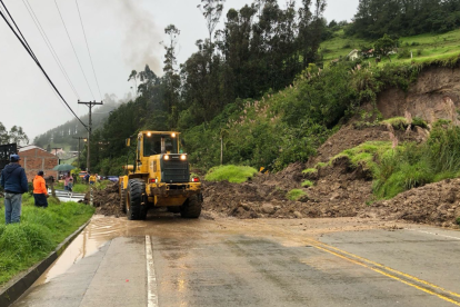 Maquinaria trabajando en la vía Zhud-Cochancay, en Cañar.