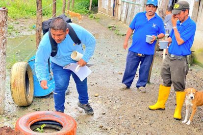 Las personas deben limpiar los objetos que acumulen agua.