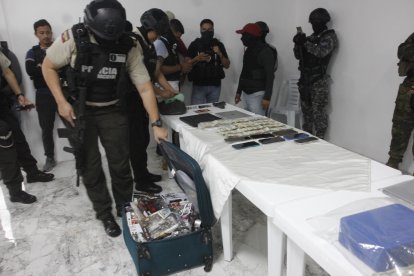 Las evidencias incautadas durante el operativo en una urbanización de La Aurora.