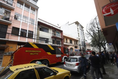 Los bomberos acudieron al sitio para controlar las llamas.