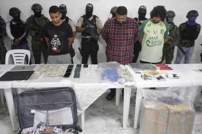 Las evidencias y los detenidos.