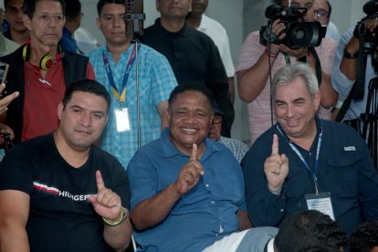 Jorge Guzmán (c) ganó en las elecciones presidenciales del pasado 27 de febrero.