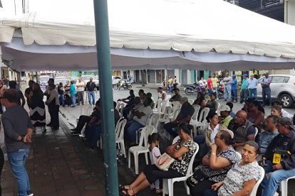 Familiares y conocidos del comunicador le dan el último adiós.