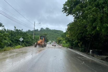 Maquinaria trabajando en la vía E30 El Rodeo - Portoviejo.