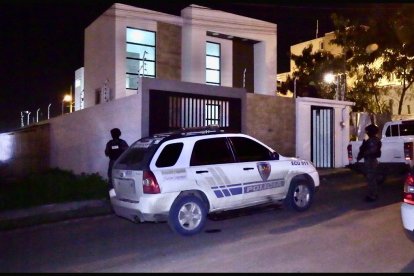 Durante la intervención, los agentes incautaron dos armas de fuego y una camioneta.