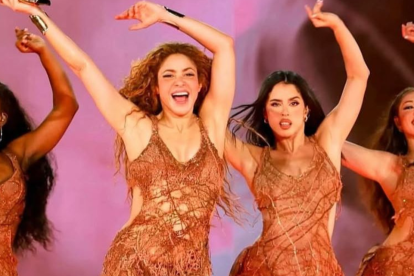 Natalia Palomares, junto a Shakira durante un concierto.