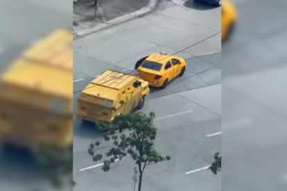 En redes sociales circula el video de una persecución entre un vehículo blindado y un taxi.