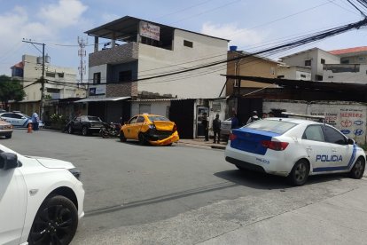 El taxi involucrado en el ataque a un blindado en Guayaquil.