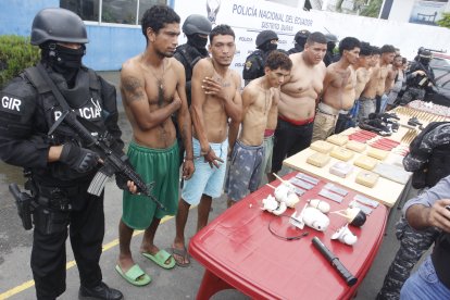 Gran parte de las evidencias que se encuentran sobre estas mesas fueron halladas en la casa de la adulta mayor. Los detenidos también fueron presentados.