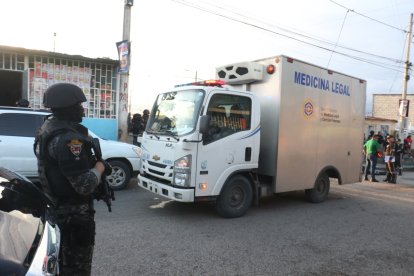 Los cuerpos fueron embarcados en el carro de Medicina Legal y llevados al Laboratorio de Criminalistica.