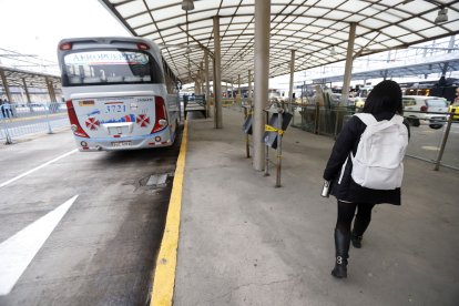 El paso hacia los andenes tiene algunos cierres con cintas amarillas en la terminal de Carcelén.
