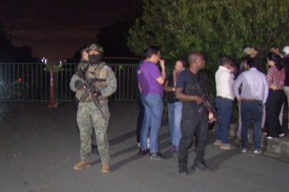 Este fue el personal que acudió a verificar el cierre de las oficias de Arcsa en el parque Samanes.