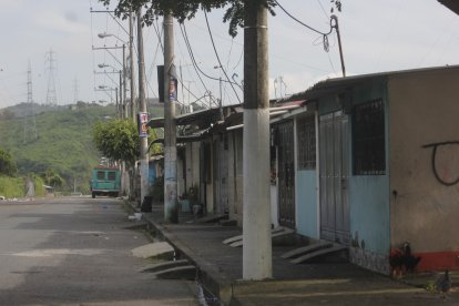 Este viernes, un día después de la masacre, las calles de Socio Vivienda lucen vacías por el temor ciudadano.