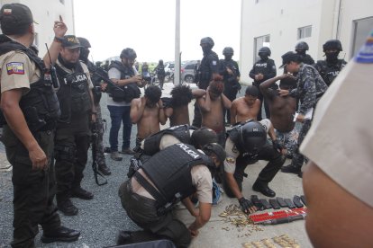 Como resultado del operativo, cinco personas fueron detenidas.
