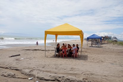 Estas playas son preferidas por unos turistas porque son tranquilas.