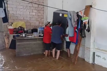 La familia Ruiz Catagua procuró sacar varias de sus cosas de su casa inundada.