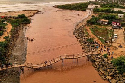 Así luce uno de los puentes peatonales en Libertador Bolívar, Santa Elene, y sus habitantes lo han apuntalado.