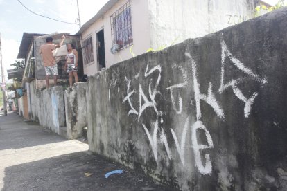 Este tipo de grafitis se observa en las paredes del sector donde ocurrió la masacre.