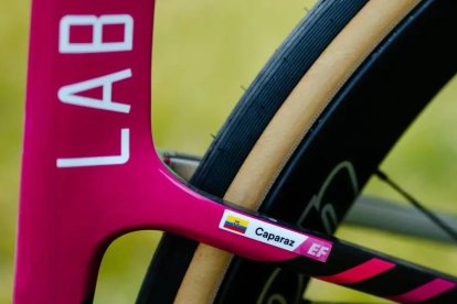 La nueva bicicleta de Carapaz está personalizada con la bandera de Ecuador.