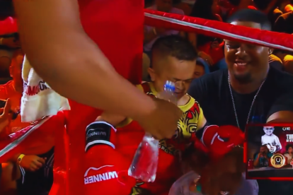 A Jorgito Guayaco le intentaban dar agua durante un descanso, sin éxito.