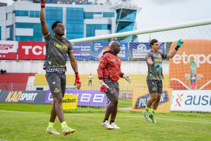 Los muchachos de Libertad celebraron en campo del Deportivo Cuenca.
