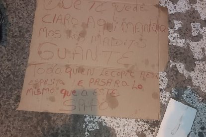 En un cartón dejado junto a la cabeza, escribieron una advertencia.