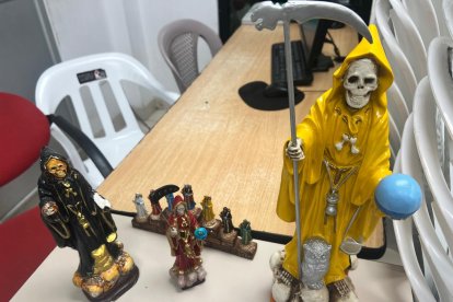 Las imagenes de la Santa Muerte encontradas durante los allanamientos.
