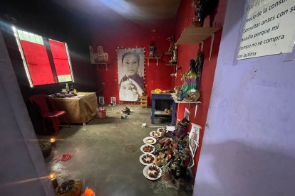 En una vivienda encontraron varias imágenes, ofrendas como platos de comida y hasta fotografías.