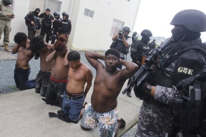 OPERATIVOS REALIZADOS EN SOCIO VIVENDA POSTERIOR A LA MASACRE, DEJA DETENIDOS, DROGA, ARMAMENTO. LOS CIUDADANOS SE ENCUENTRAN EN ZOZOBRA Y ABANDONAN SUS CASAS. ADEMAS ENCUENTRAN EL CADAVER DE UNA MUJER. 2025-03-07 PERIODISTA ANNY BAZAN FOTOGRAFO CHRISTIAN VINUEZA AG-PERIODISTA AG-GRANASA AG-EXTRA