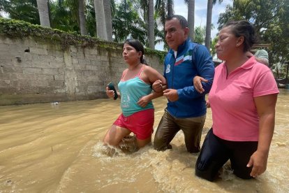 Las personas son evacuadas del sector donde hubo crecida del río.